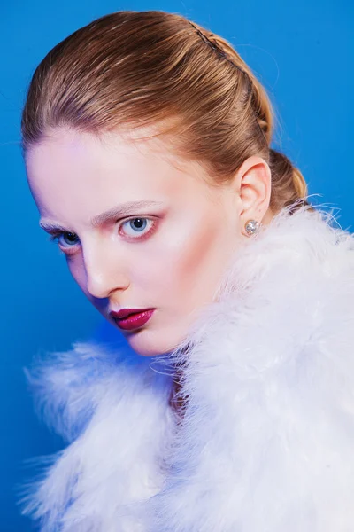 Beautiful lady with red lips and cape of feathers — Stock Photo, Image