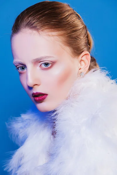 Beautiful woman in white cape of feathers — Stock Photo, Image