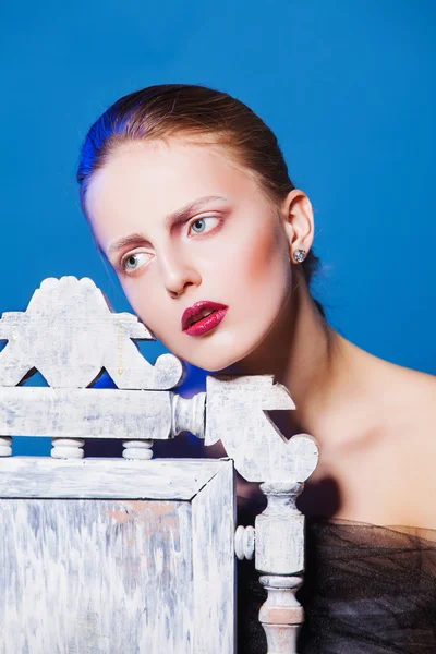 Foto de moda de mujer hermosa con silla blanca — Foto de Stock