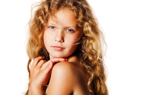 Portret van vrij klein meisje met krullend haar. — Stockfoto