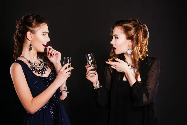 Deux jeunes femmes élégantes avec des verres de champagne — Photo