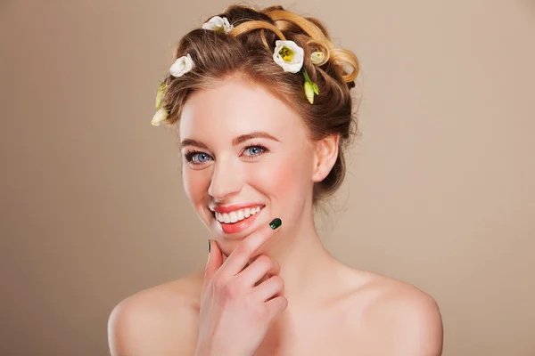 Sonriente joven feliz mujer con flor en su pelo —  Fotos de Stock