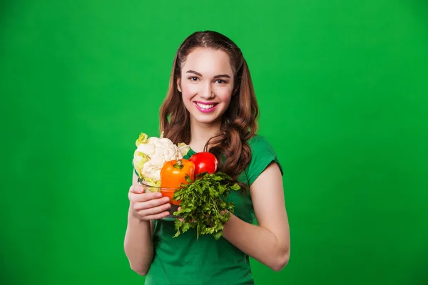 Piękna kobieta gospodarstwa świeże i zdrowe jedzenie — Zdjęcie stockowe