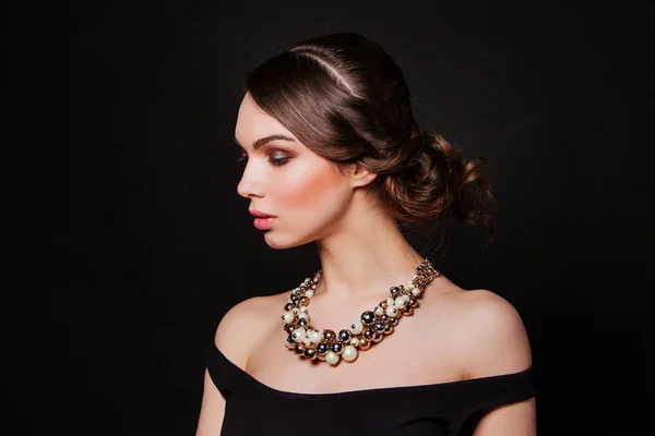 Retrato de mulher com maquiagem perfeita e penteado usando jóias — Fotografia de Stock