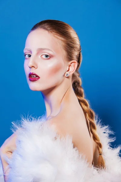 Foto de moda de bela senhora em vestido de penas brancas — Fotografia de Stock