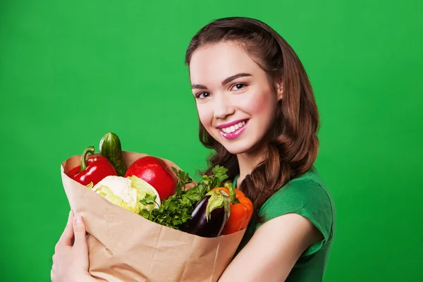Mulher com um saco de papel de legumes — Fotografia de Stock