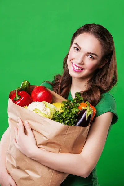 Mujer joven sosteniendo una bolsa llena de comida saludable . —  Fotos de Stock