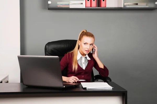 Femme d'affaires parlant sur téléphone portable dans le bureau — Photo