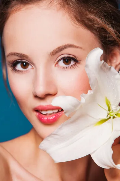 La cara de una hermosa chica con lirio de flores frescas — Foto de Stock