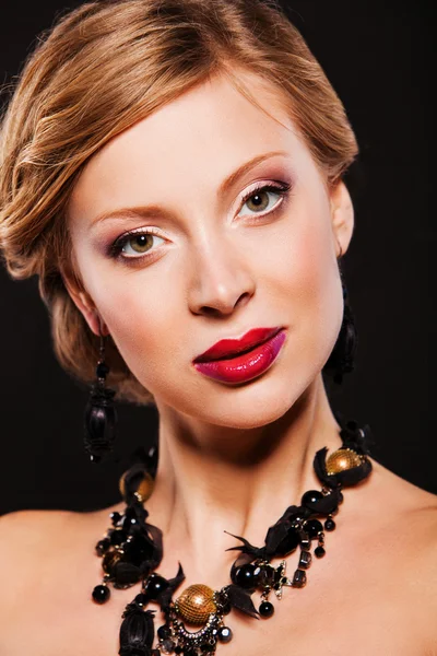 Beautiful young woman with perfect evening makeup wearing jewelry — Stock Photo, Image