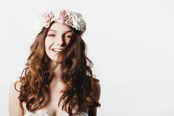 Bella giovane donna felice con delicati fiori primaverili nei capelli — Foto Stock