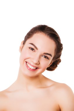 Kameraya bakarak taze temiz ten ile gülümseyen güzel kadın.