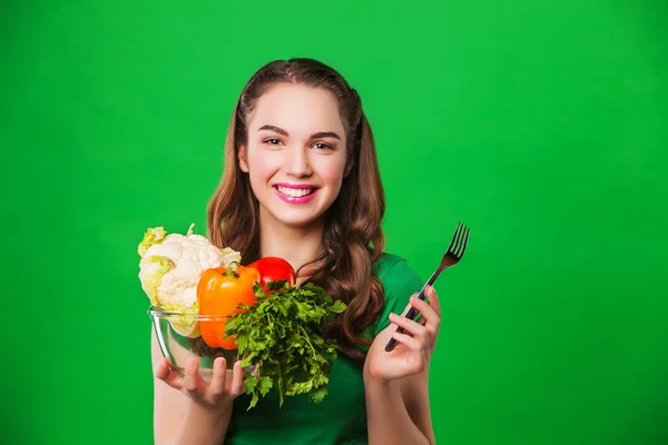 Schöne Frau auf Diät. grüner Hintergrund — Stockfoto