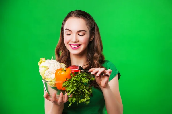 Młoda kobieta uśmiechający się z płytą pełnego zdrowej żywności. dieta — Zdjęcie stockowe