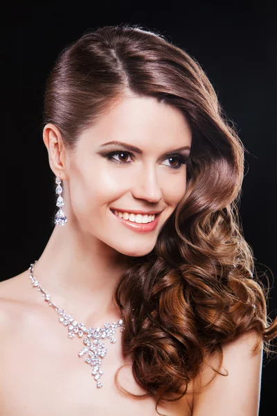 Close-up van schoonheid portret van gelukkig elegante brunette vrouw met luxe accessoires. — Stockfoto