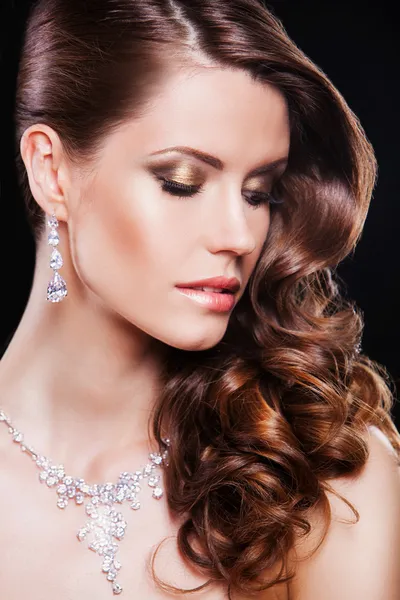 Close-up van portret van mooie brunette vrouw met luxe accessoires. — Stockfoto