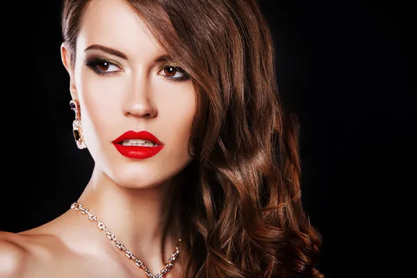 Close up portrait of beautiful brunette woman with luxury accessories and red lips — Stock Photo, Image