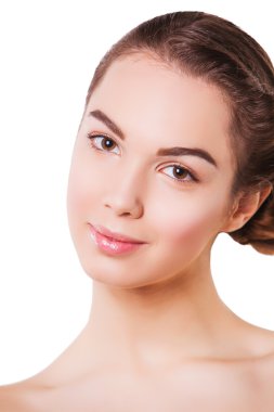 güzellik kadın portre ile taze temiz ten kameraya bakıyor. beyaz izole