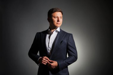 Takım elbiseli şık yakışıklı delikanlı