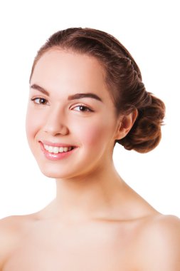 taze temiz ten ile mutlu bir kadın. Kameraya bakarak.