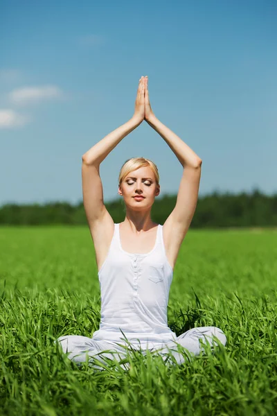 Woman practicing yoga — Stock Photo, Image