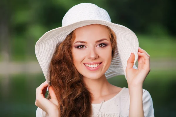 Woman wearing  straw hat — Stock Photo, Image