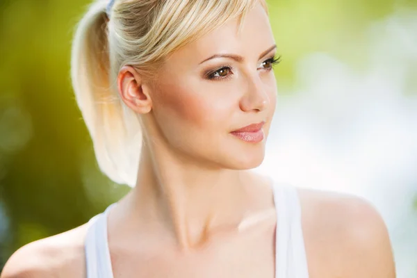 Close up ritratto di una donna bionda sana e sorridente — Foto Stock