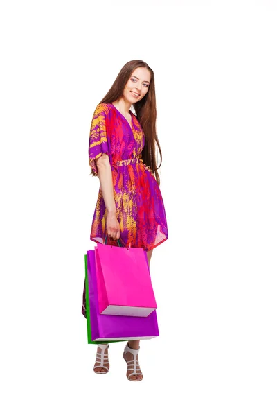 Mujer sonriente feliz con bolsas de compras, aislado sobre fondo blanco — Foto de Stock