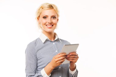 tablet bilgisayar beyaz arka plan üzerinde tutan gülümseyen iş kadın.