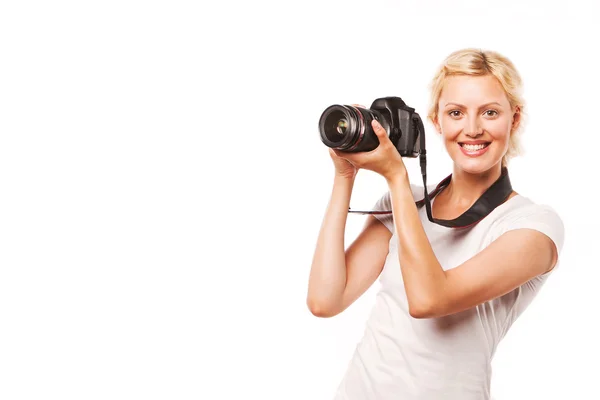 Joven mujer sonriente con cámara fotográfica, sobre fondo blanco — Foto de Stock