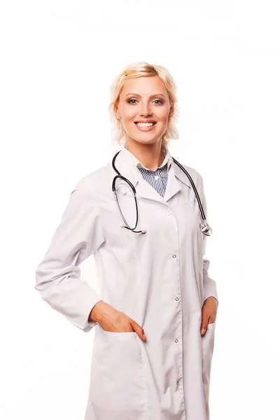 聴診器で笑顔の医師の女性。白い背景の上 — ストック写真