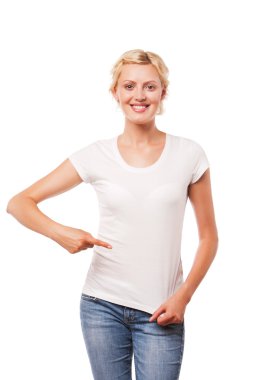 gülümseyen kadın boş Beyaz tişört işaret