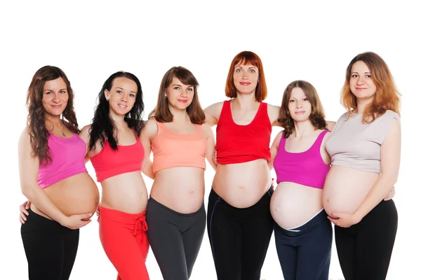 Groep van zwangere lachende gelukkig vrouw permanent en omarmen. geïsoleerd op witte achtergrond — Stockfoto