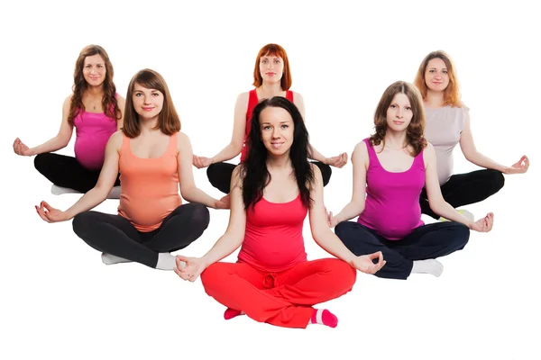 Groupe de six femmes enceintes faisant du yoga — Photo