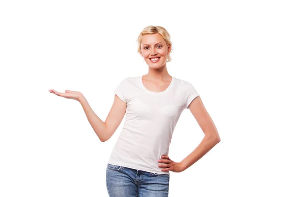 Glücklich lächelnd schöne junge Frau zeigt Kopierraum oder etwas, isoliert über weißem Hintergrund — Stockfoto
