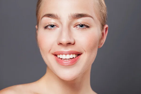 Bellissima faccia da donna. Ideale sorriso dentato. Ragazza caucasica ritratto da vicino. pelle perfetta, denti.Studio girato. felice ragazza positiva . — Foto Stock