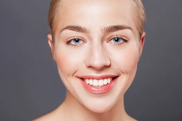 Mooie vrouw gezicht. perfecte toothy glimlach. Kaukasische jong meisje close-up portret. perfecte huid, tanden. Gelukkig positieve meisje. — Stockfoto