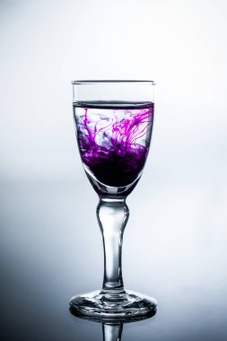 Bardakta kokteyl karışımı.