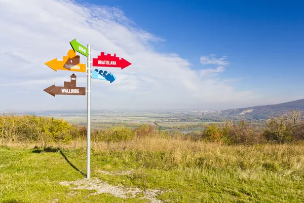 Signpost indicating directions on Braunsberg — Stock Photo, Image