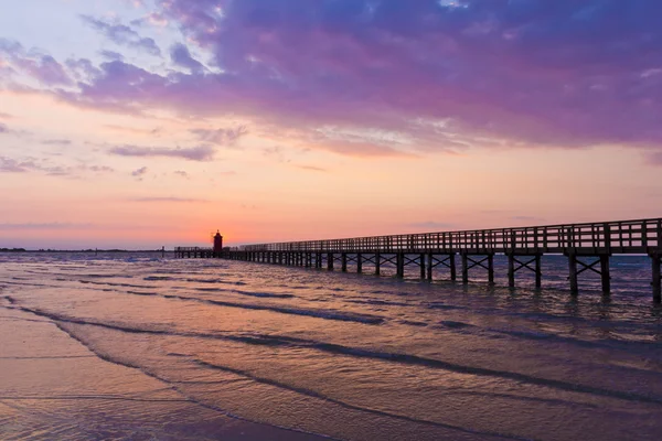 Wooden pier and lighthouse — Stock Photo, Image