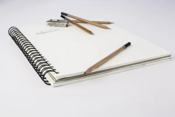 Papel y lápiz sobre blanco — Foto de Stock