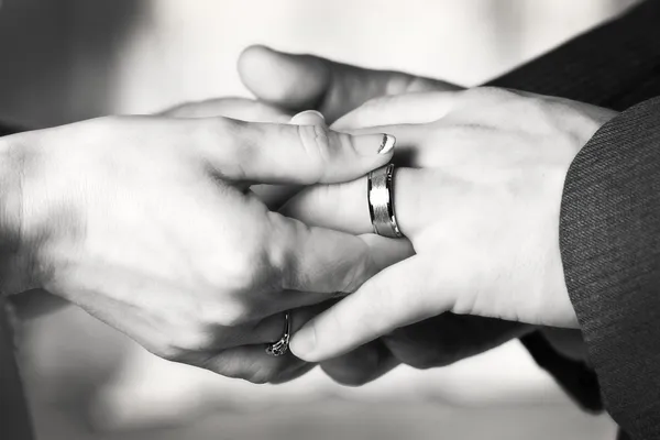 흑인과 백인 결혼 반지 — 스톡 사진