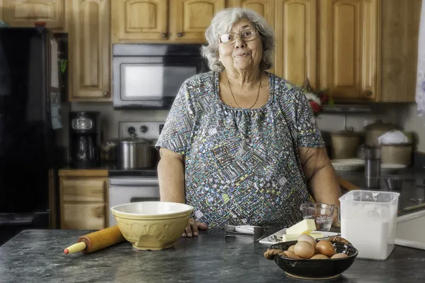 Abuela en una cocina preparándose para hornear —  Fotos de Stock