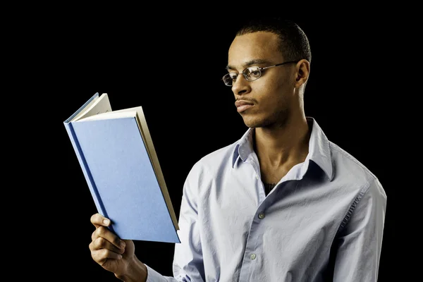 Jovem preto masculino leitura — Fotografia de Stock