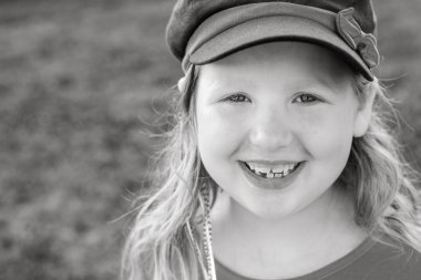 genç kız gülümseme şapkalı