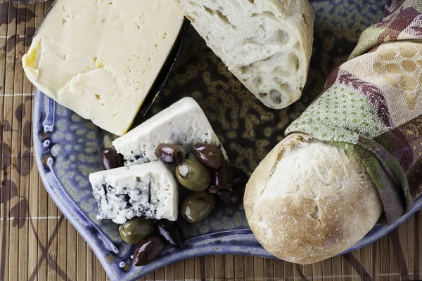 Pane e formaggi rustici assortiti — Foto Stock