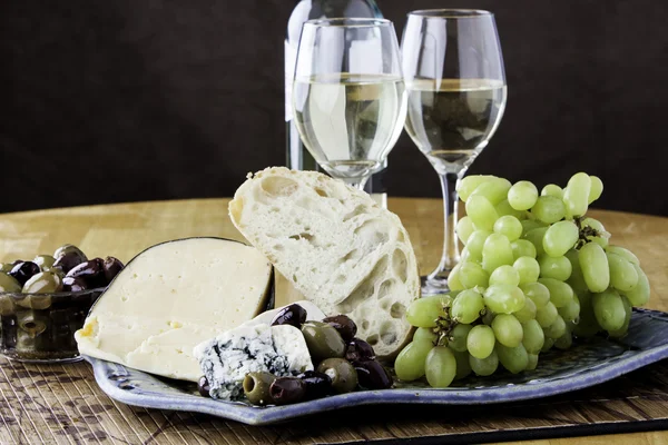 Piatto di pane e formaggio — Foto Stock