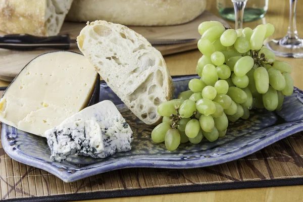 Piatto di pane e formaggio — Foto Stock