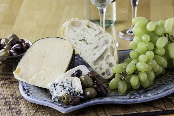 Piatto di pane e formaggio — Foto Stock