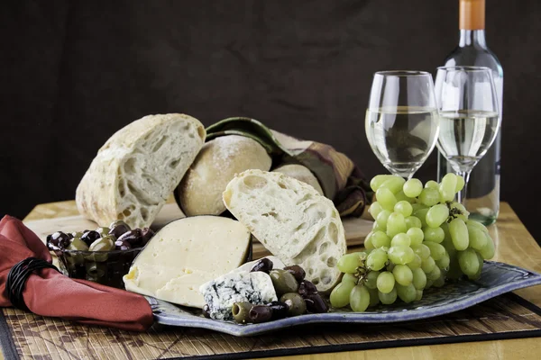 Piatto di pane e formaggio — Foto Stock